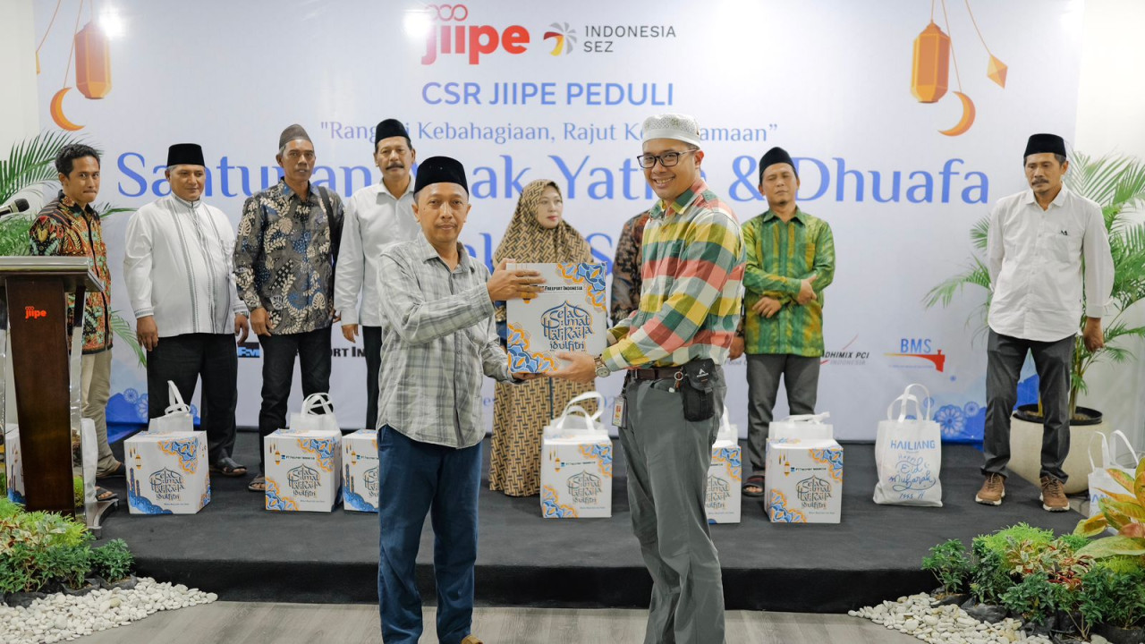 Hari Setiawan, Manager Material Handling & Slag Concentrator (kiri) menyerahkan 1000 paket sembako. (Foto: PTFI/jatimnow.com)