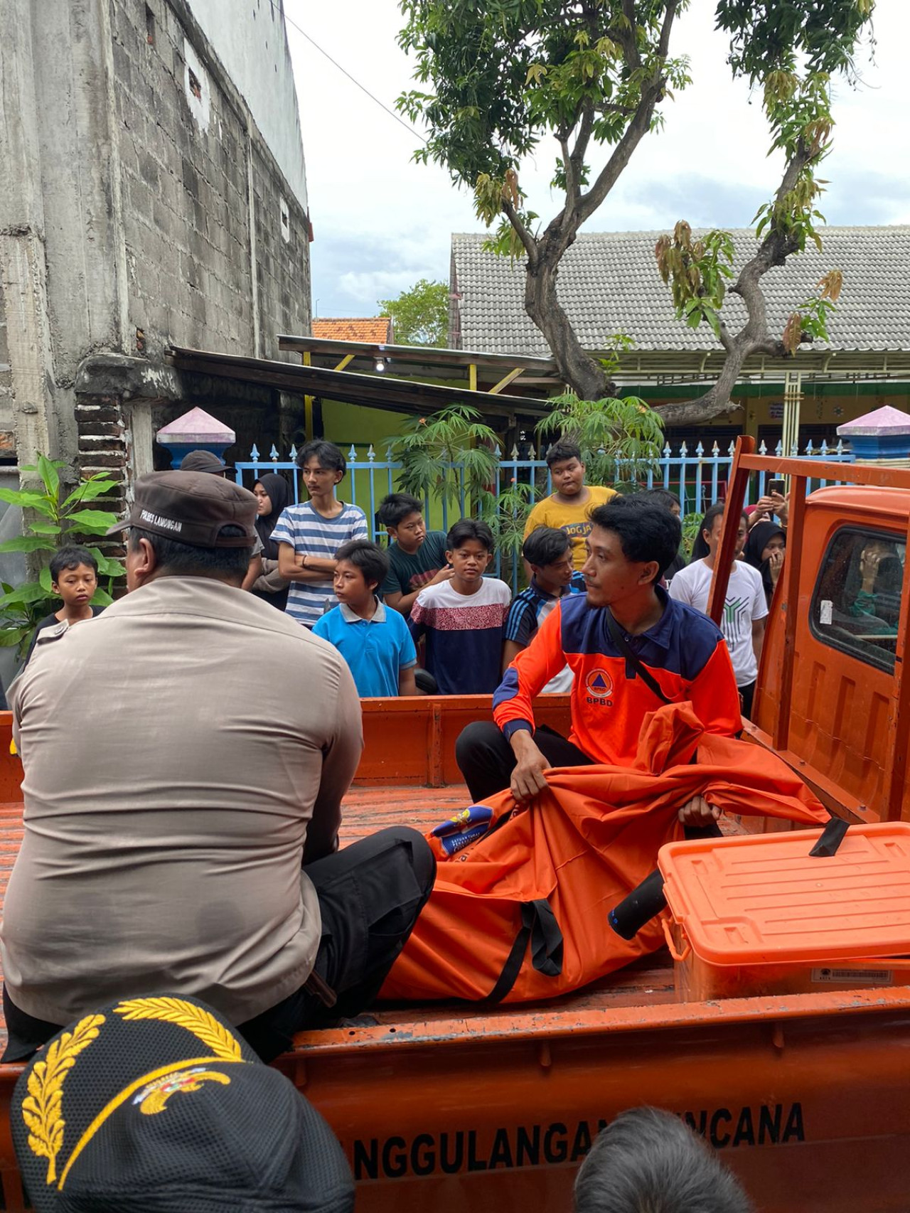 Bocah MA saat dievakuasi pihak kepolisian dan BPBD Lamongan. (Foto : Adyad Ammy Iffansah/jatimnow.com)
