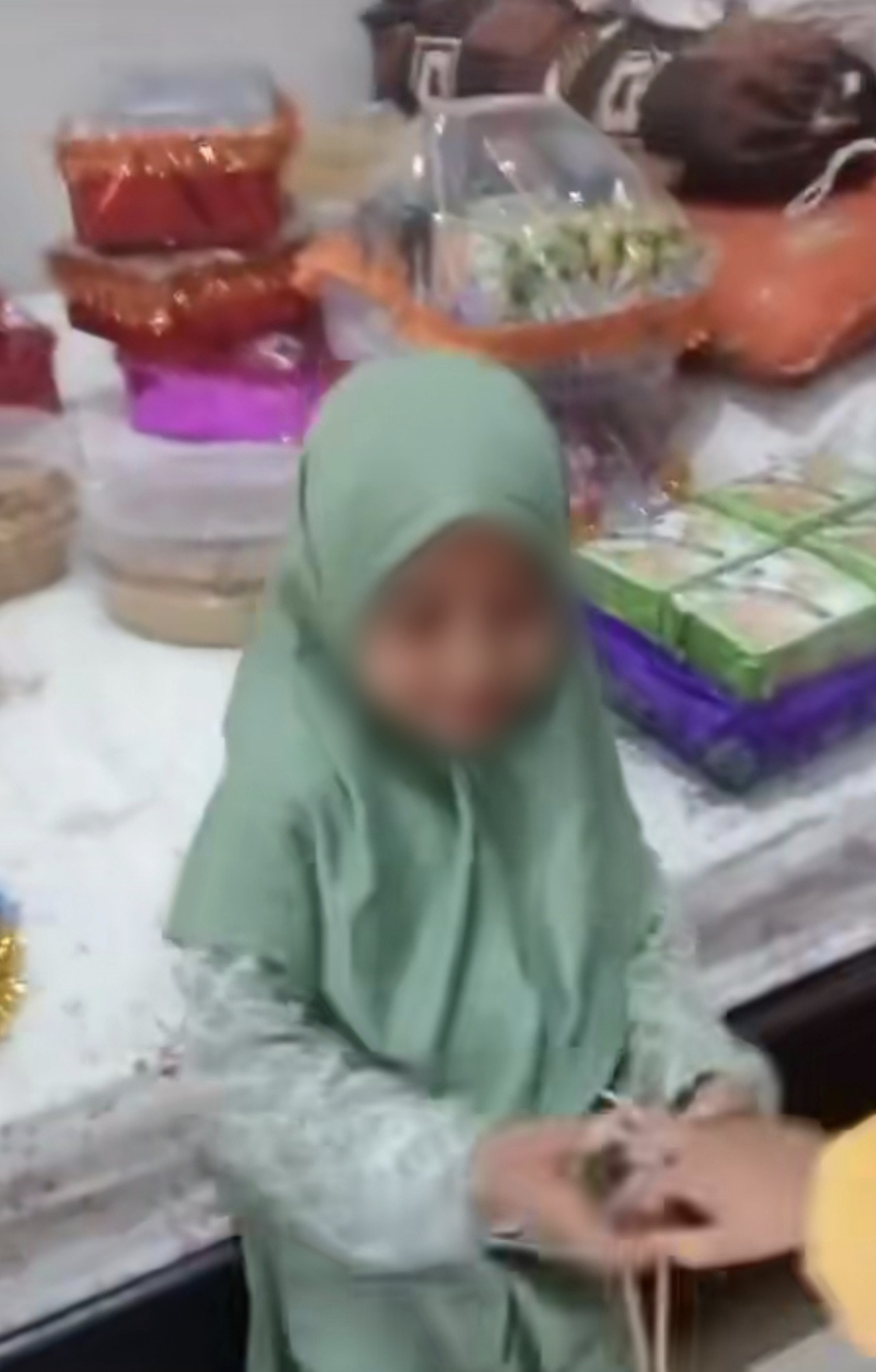 Bocah perempuan berusia 7 tahun menjalani prosesi pertunangan di Sampang. (Foto:  tangkapan layar media sosia video viral di media sosial)