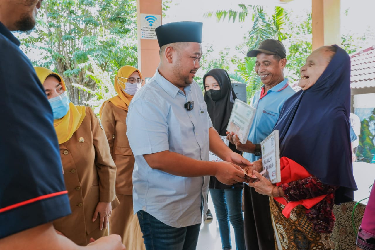 Bupati Gresik Fandi Akhmad Yani saat menyalurkan bantuan sosial kepada masyarakat di Kecamatan Driyorejo. (Foto: Diskominfo Pemkab Gresik for jatimnow.com)