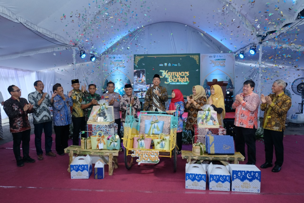 Bupati Rembang, Abdul Hafidz (tengah) bersama jajaran Pemkab Rembang, perwakilan OPD Rembang dan manajemen PT Semen Gresik meluncurkan program Hampers Berkah UMKM Rembang 2024 di halaman Rumah BUMN Rembang. (Foto: Humas SIG for jatimnow.com)