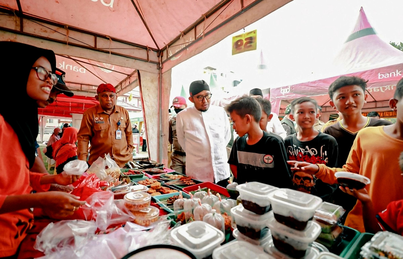 Bupati Ahmad Fauzi saat memborong produk UMKM dengan anak-anak Sumenep (dok.jatimnow.com)