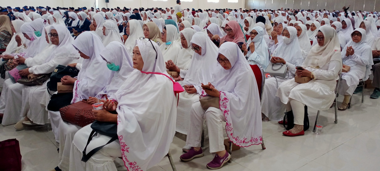 Para Jemaah Calon Haji (JCH) Kota Malang mengikuti Bimbingan Manasik Haji Reguler di Gedung Islamic Center, Jalan Mayjen Sungkono Arjowinangun, Kedung Kandang, Kota Malang.