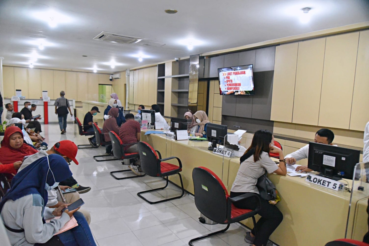 Suasana pembayaran pajak kendaraan di Samsat Manyar Surabaya. (Foto: dok. jatimnow.com)