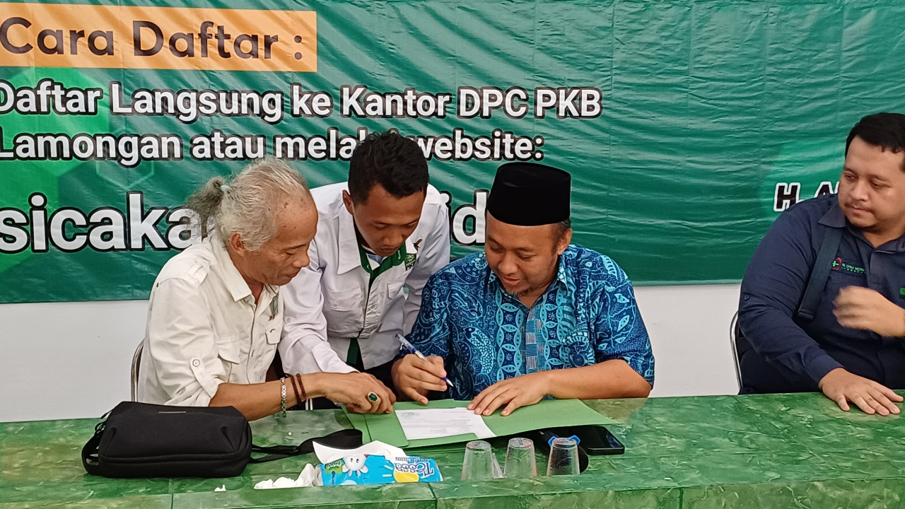Debby Kurniawan saat melengkapi dan menyerahkan berkas penjaringan ke PKB. (Foto : Adyad Ammy Iffansah/jatimnow.com)