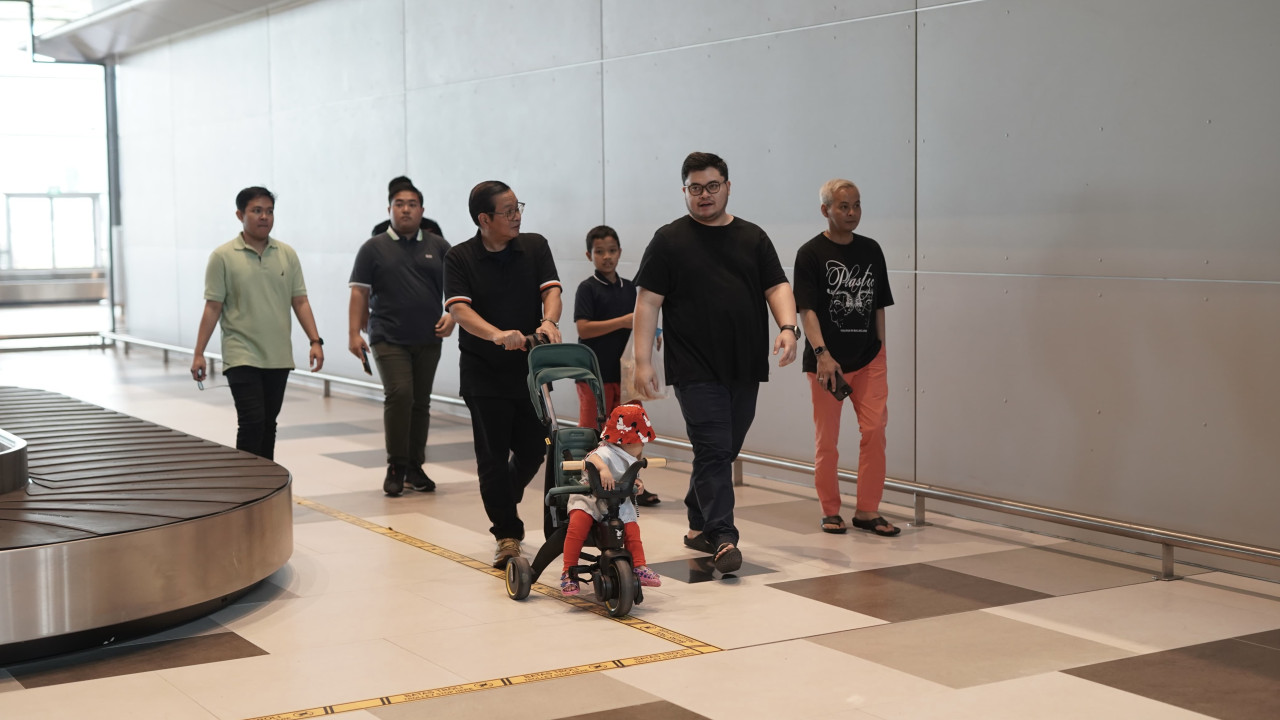 Mas Dhito Dampingi Menseskab Pramomo Anung Tinjau Bandara Dhoho