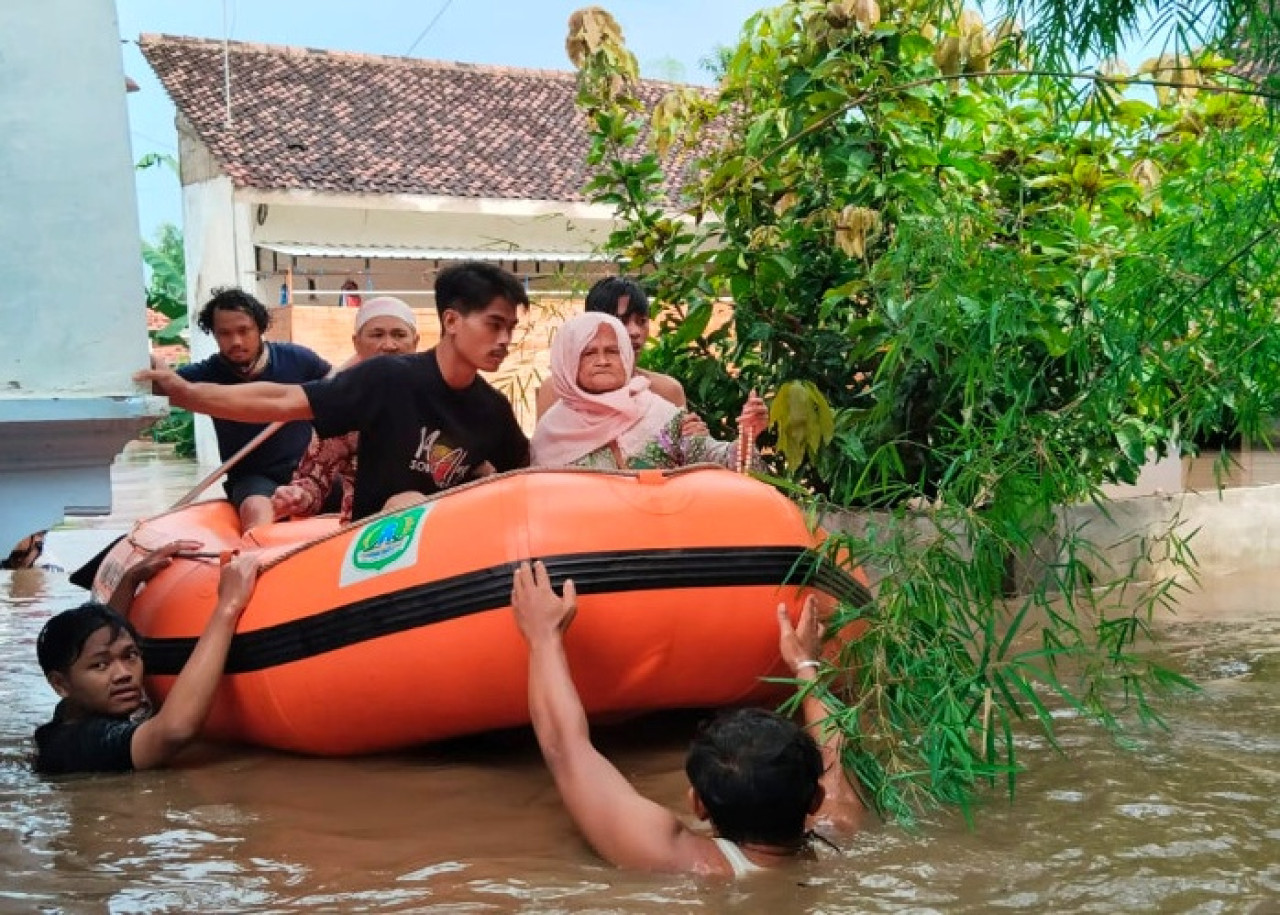 Evakuasi warga terdampak banjir di Pasuruan. (Foto: dok Kominfo Kabupaten Pasuruan for jatimnow.com)