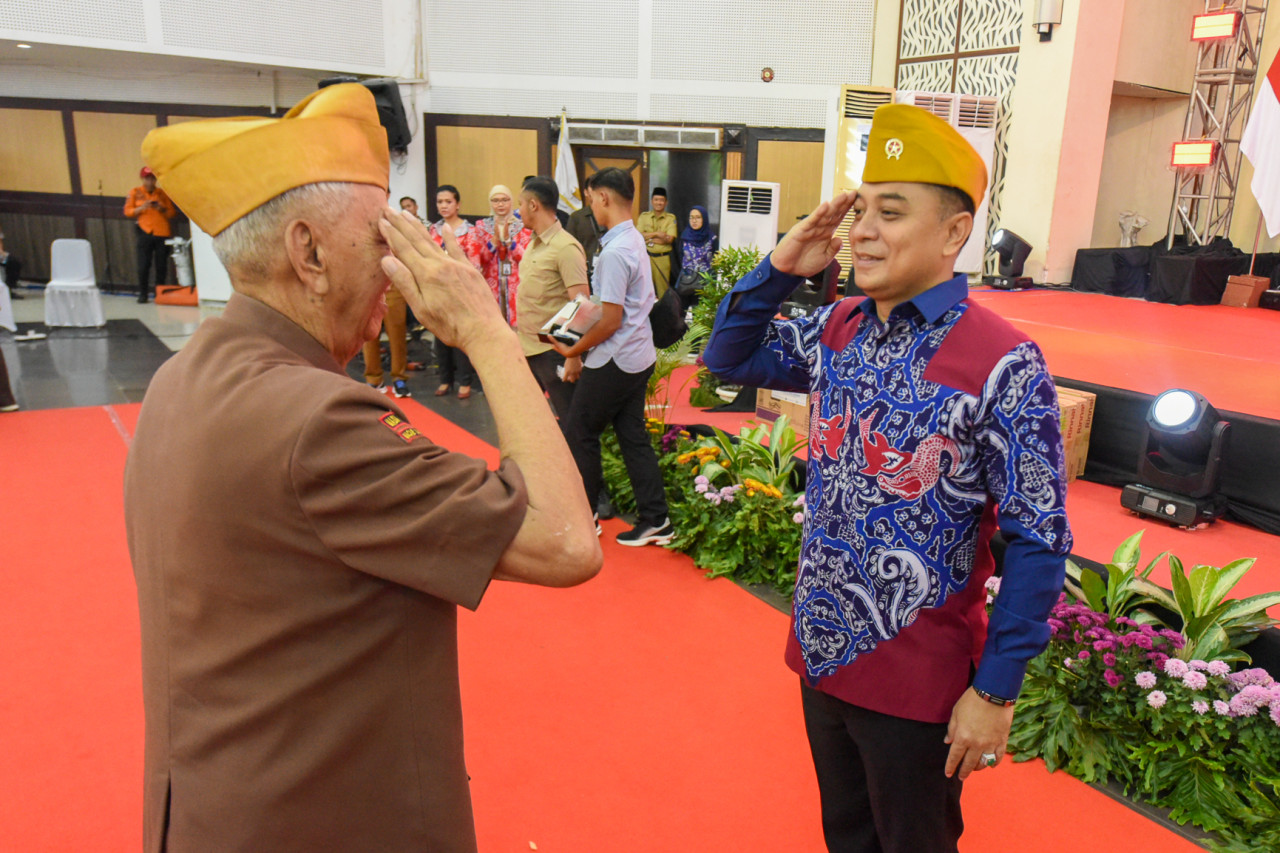 Penyematan secara simbolis Eri Cahyadi sebagai anggota kehormatan LVRI di Convention Hall Arif Rahman Hakim, Surabaya (foto: Humas Pemkot Surabaya for jatimnow.com)