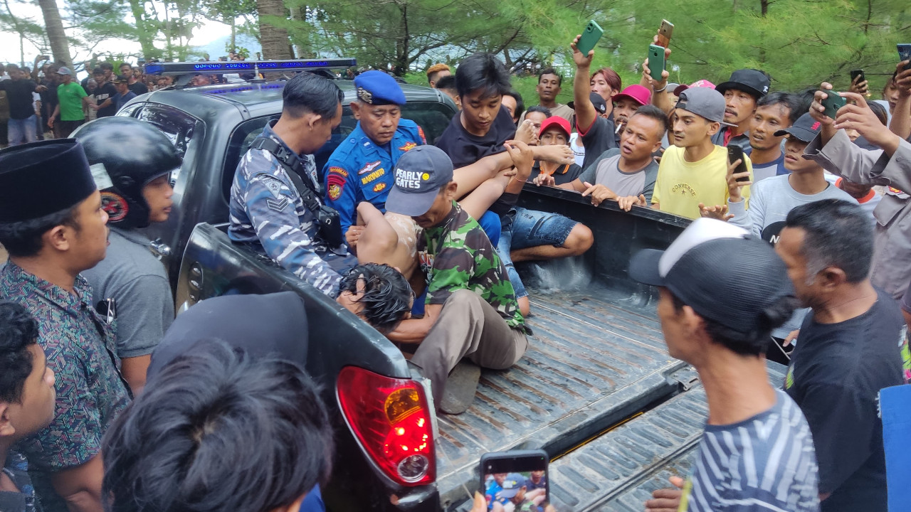 Petugas mengevakuasi jenazah korban. (Foto: Dok Polsek Watulimo for jatimnow.com)