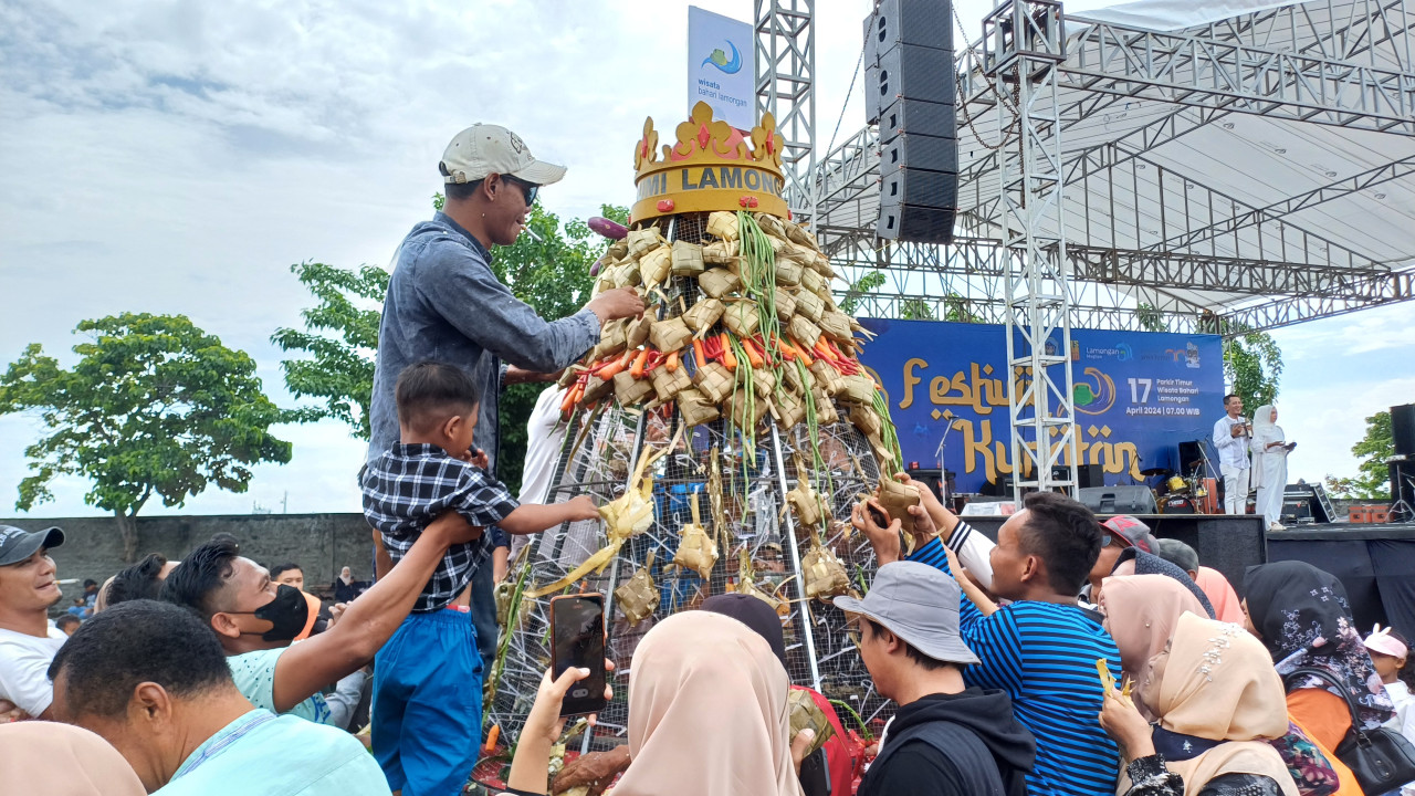 Semarak Festival Kupatan di Lamongan, Ratusan Warga Berebut Gunungan