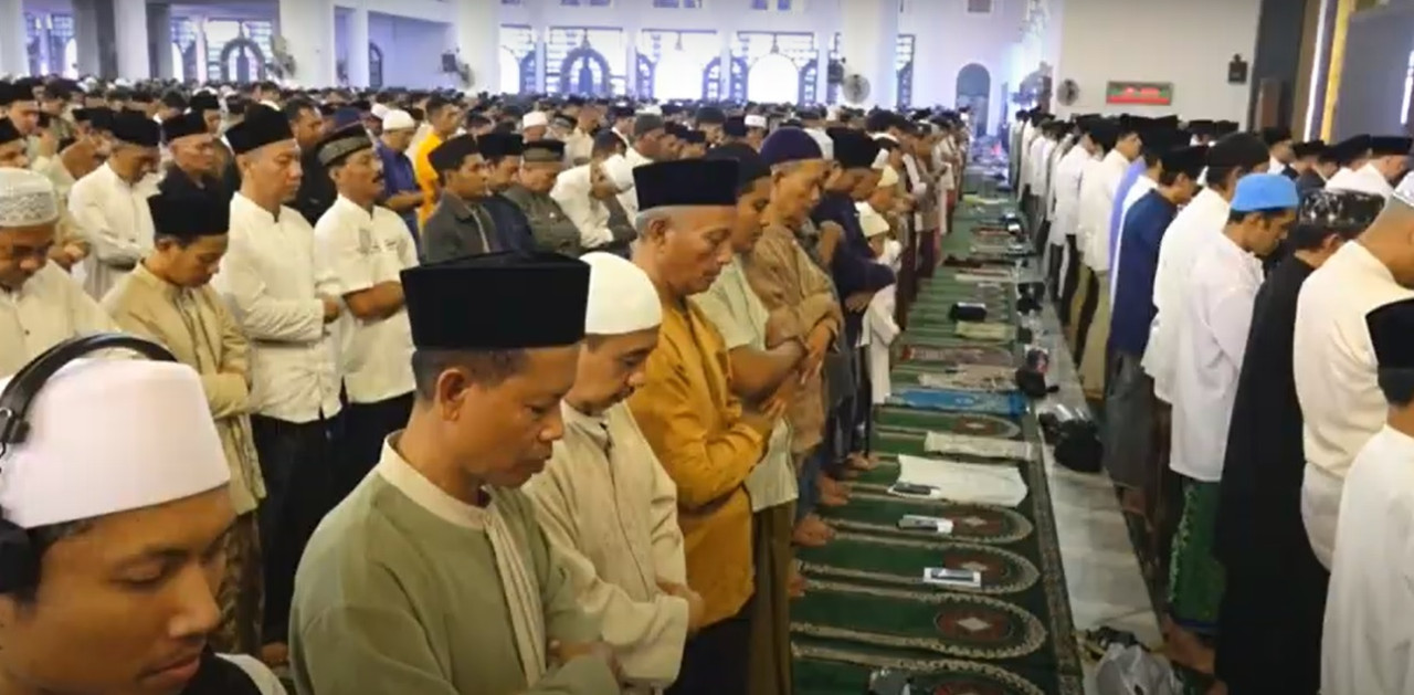 Suasana salat Idul Fitri di Masjib Al Akbar Surabaya. (Foto: tangkapan layar akun Youtube Masjid Al Akbar Tv