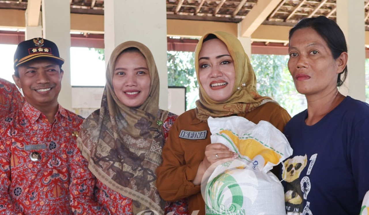 Bupati Mojokerto, Ikfina Fahmawati saat menyerahkan bantuan Cadangan Pangan Pemerintah (CPP) Tahap Ketiga. (Foto: Humas Pemkab Mojokerto for jatimnow.con)