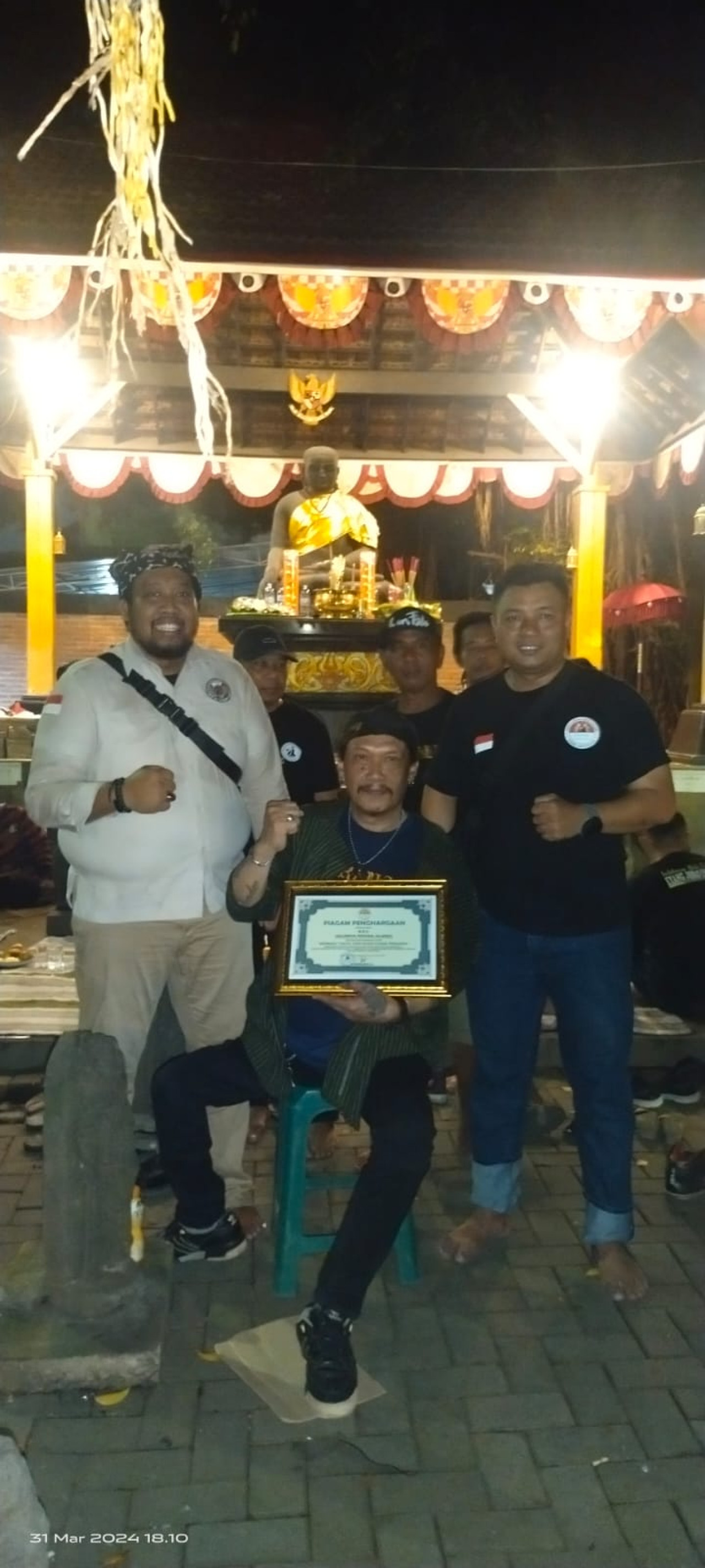 Penyerahan cindera mata dalam kegiatab bagi takjil dan buka bersama. (Foto: Humas KPJ for jatimnow.com)