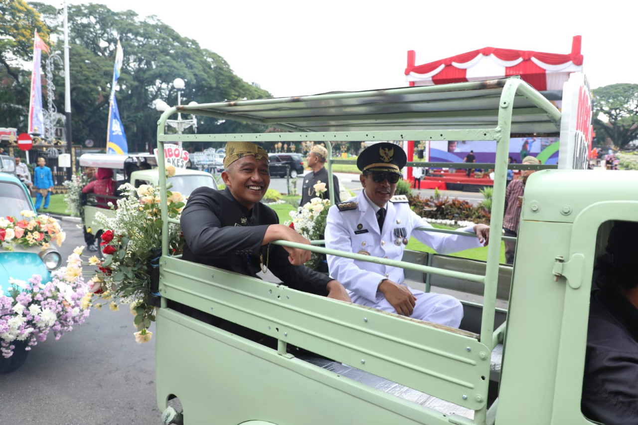 Pj Wali Kota Malang, Wahyu Hidayat berkeliling Kota Malang saat peringatan Hari Ulang Tahun (HUT) ke-110 Kota Malang pada Senin (1/4/2024), kemarin. (Foto: Prokopim Pemkot Malang)