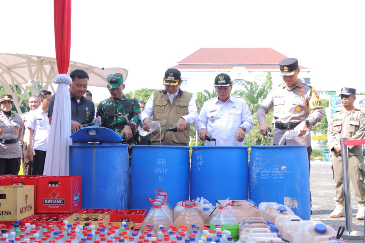Forkopimda Lamongan saat memusnahkan hasil Operasi Cipkon selama Ramadan. (Foto : Adyad Ammy Iffansah/jatimnow.com)