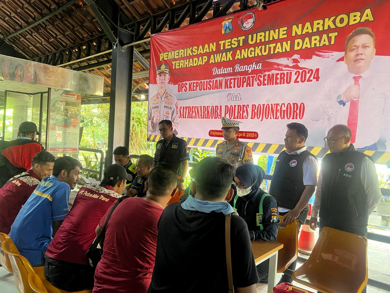 Petugas gabungan Polres Bojonegoro saat cek kesehatan supir dan kru bus di terminal Rajekwesi. (Foto: Humas Polres Bojonegoro)