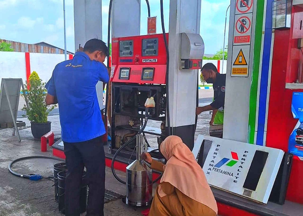 Polresta Sidoarjo bersama UPT Metrologi Legal Kabupaten Sidoarjo dan PT Pertamina Patara Niaga Rayon 3 saat melakukan pengecekan di wilayah Taman Sidoarjo. (Foto: Ahaddiini HM/jatimnow.com)