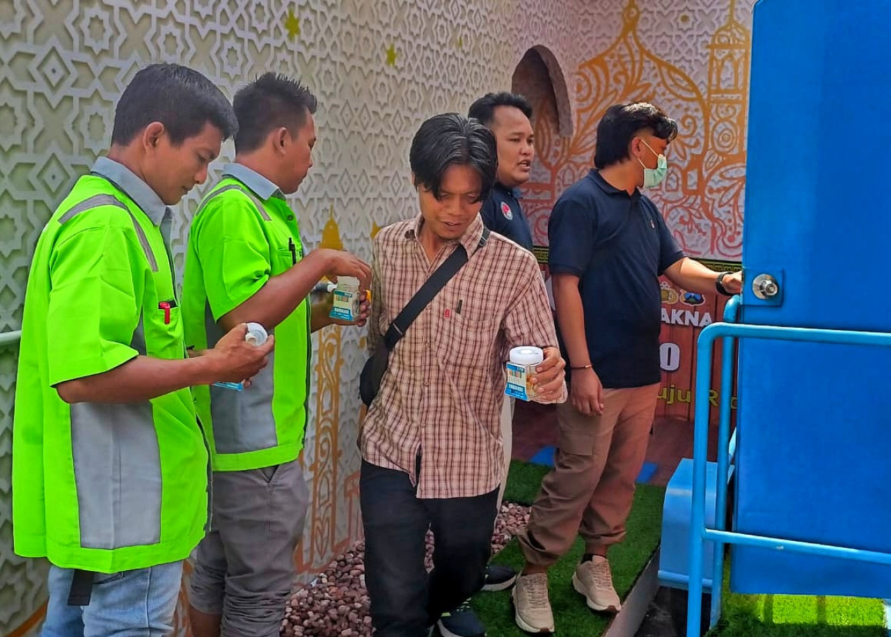 Tes urine kru bus di Terminal Purabaya Sidoarjo. (Foto: Ahaddiini HM/jatimnow.com)