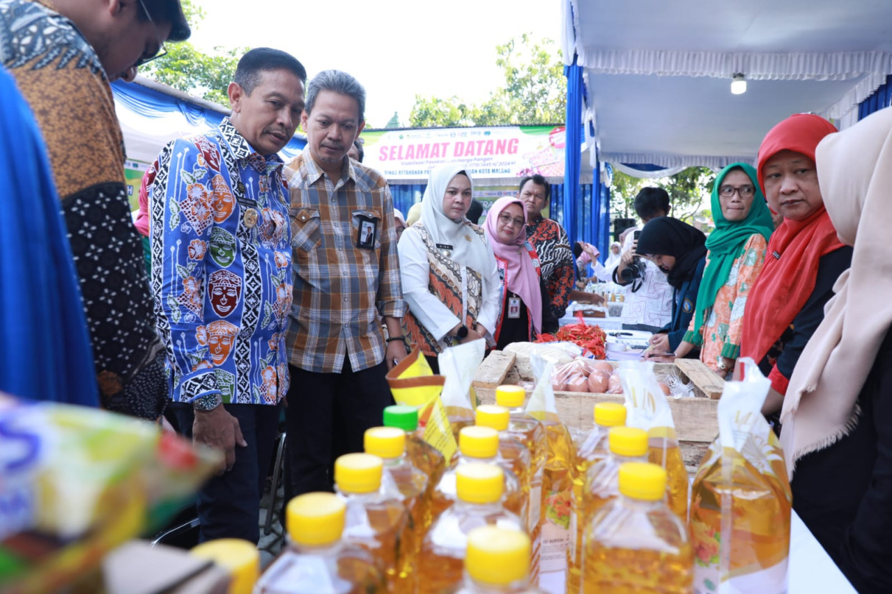 Pj Wali Kota Malang, Wahyu Hidayat saat mengunjungi salah satu kegiatan Gerakan Pangan Murah. (Foto: Prokopim Pemkot Malang/jatimnow.com)