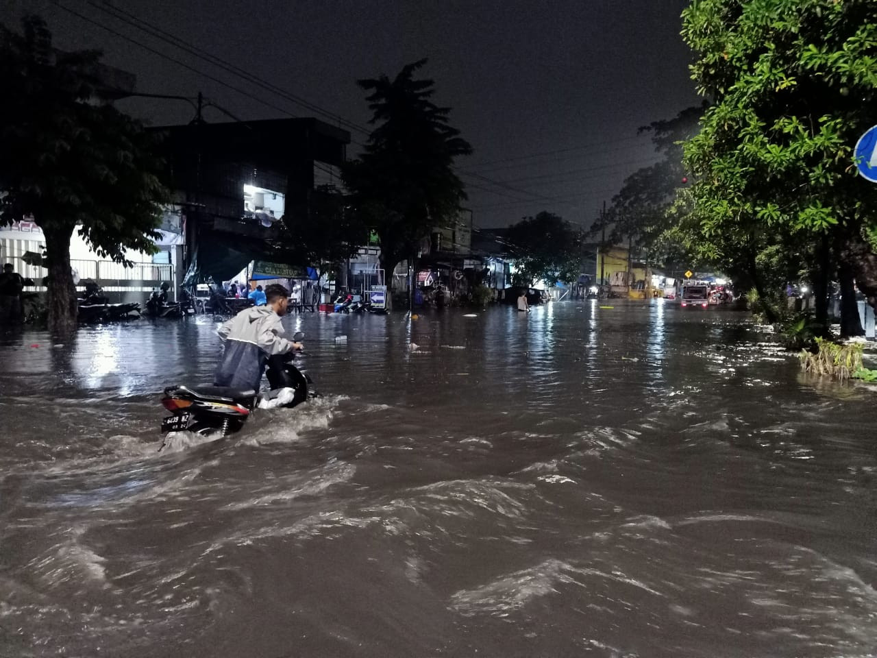 Genangan banjir di kawasan mayjen Sungkono. (Foto: Kurniawan for jatimnow.com)