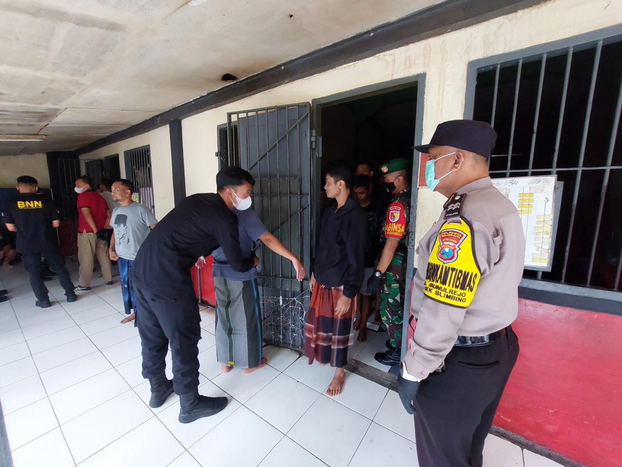 Kegiatan menyisir blok hunian jelang lebaran 2024 atau Hari Raya Idul Fitri 1445 Hijriah di Lapas Kelas I Malang. (Foto: Lapas Kelas I Malang)