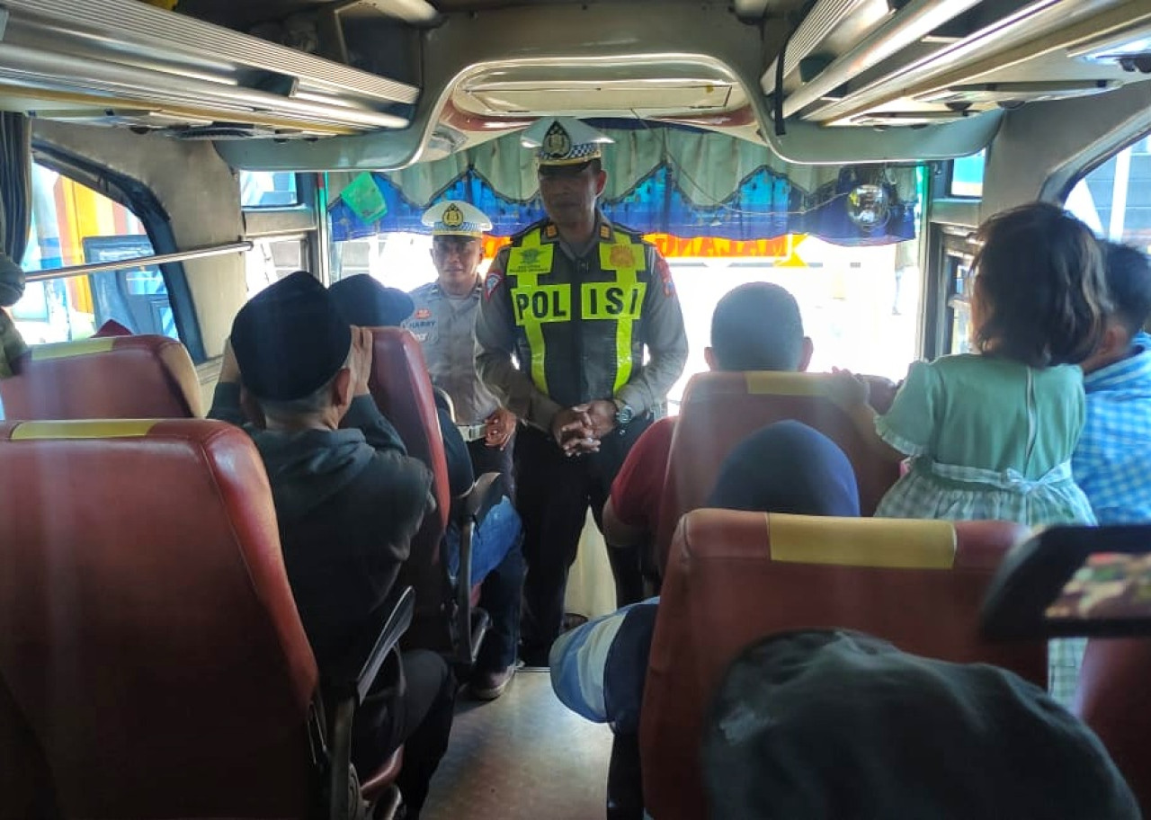 Kanit Turjawali Satlantas Polresta Sidoarjo, AKP Sugeng Sulistiyono saat memberikan imbauan kepada sopir bus dan penumpang di Terminal Purabaya. (Foto: Dokumentasi Ahaddiini HM/jatimnow.com)