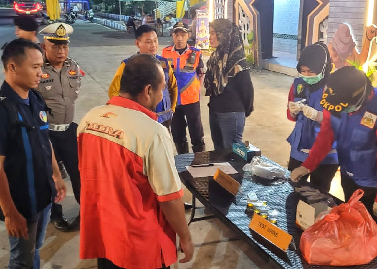 Tes urine di Terminal Purabaya. (Foto: Ahaddiini HM/jatimnow.com)