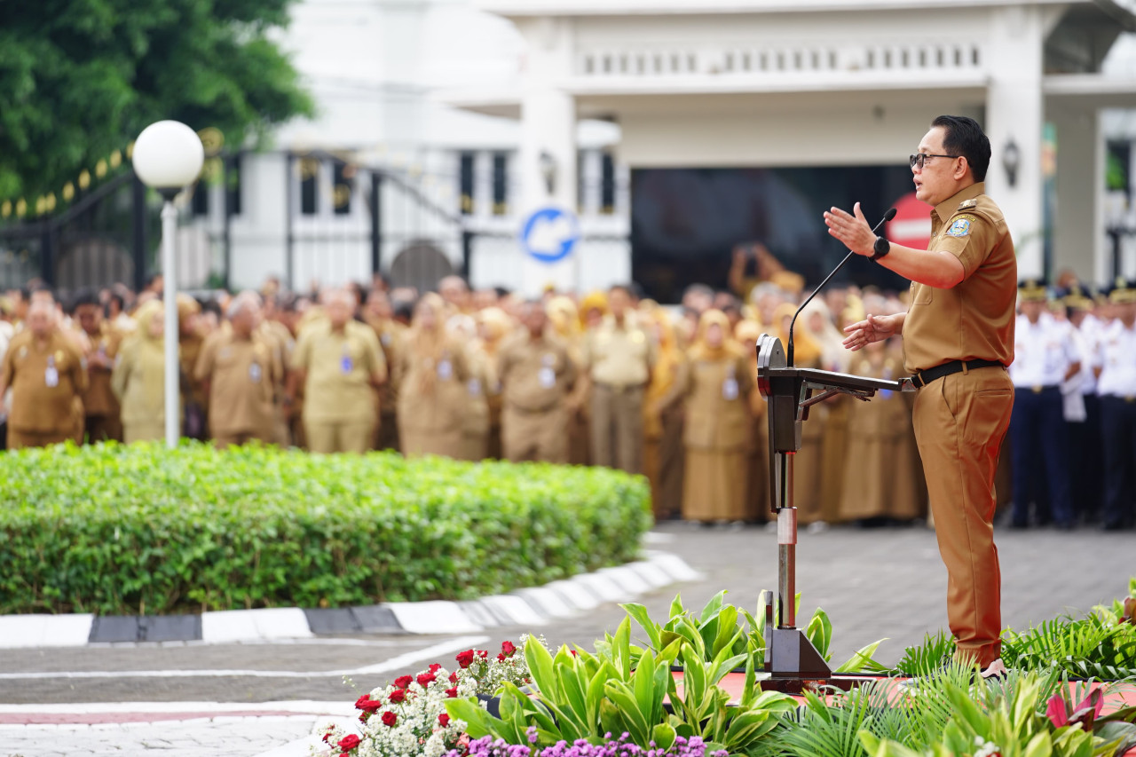 Pj Gubernur Jatim Adhy Karyono saat memimpin apel sekaligus halal bihalal di lingkungan Sekretatiat Daerah Provinsi Jatim, Jalan Pahlawan Surabaya. (Foto: Dok.pemprov Jatim for jatimnow.com)