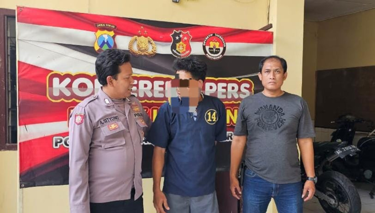 Pelaku saat diamankan di Polsek Kenjeran. (Foto: Polsek Kenjeran/jatimnow.com)