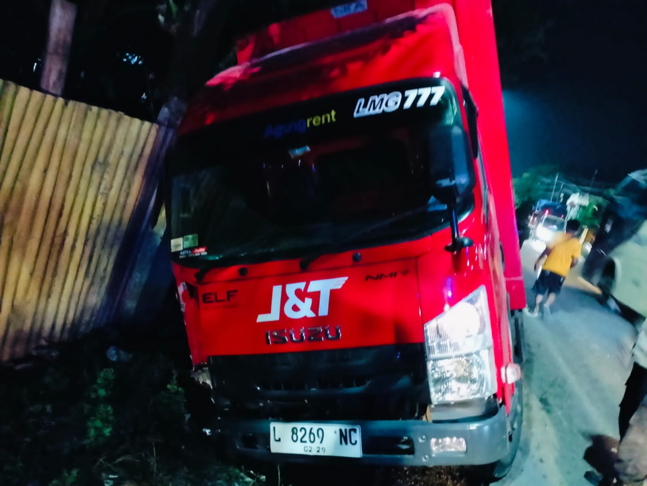 Kondisi truk box J&T setelah kecelakaan. (Foto: dok. Polsek Boureno)
