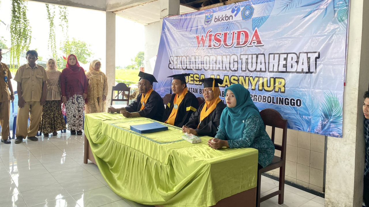Proses wisuda 30 orang tua dalam program SOTH di Desa Alasnyiur. (Foto: Haryo Agus/jatimnow.com)