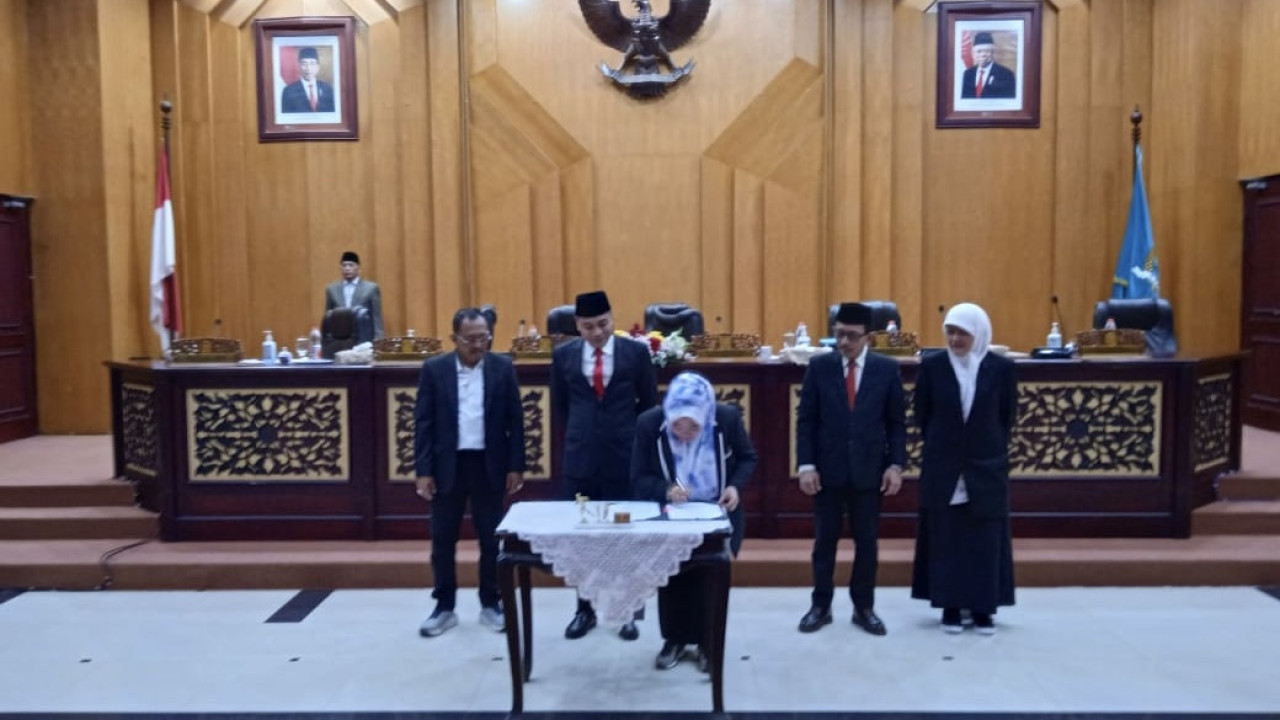 Pengesahan perda kemiskinan yang disahkan DPRD Surabaya saat Sidang Paripurna (foto: Ni'am Kurniawan/jatimnow.com)
