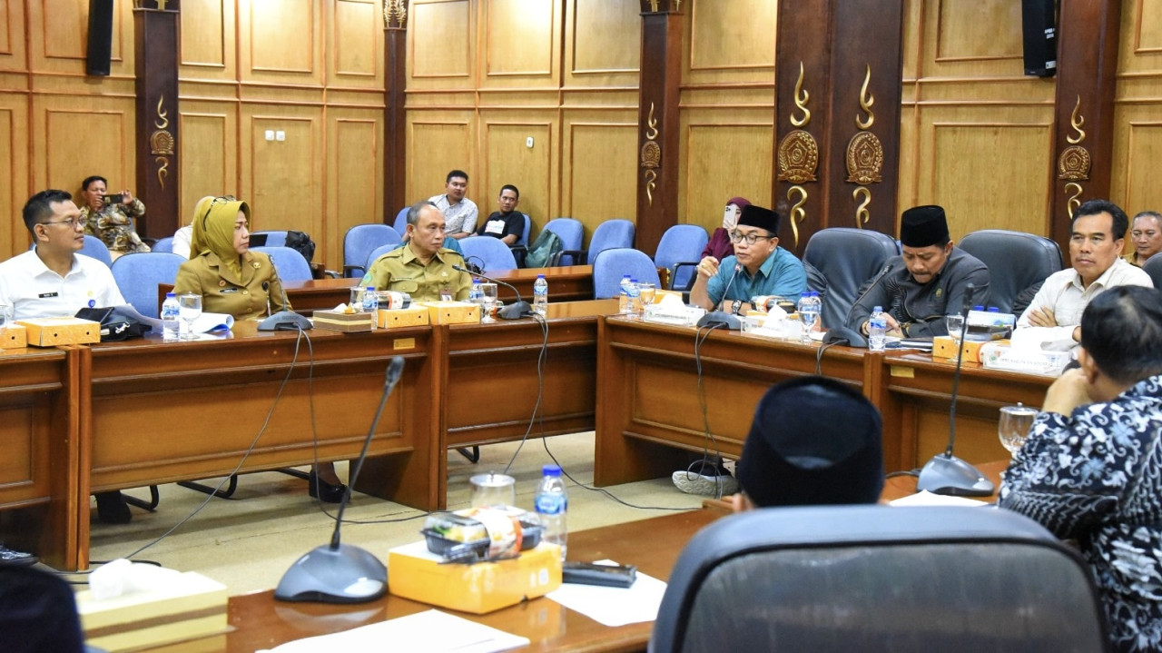 DPRD Sidoarjo bersama para pihak, bahas solusi pembatalan pelantikan ASN. (Foto: Ahaddiini HM/jatimnow.com)