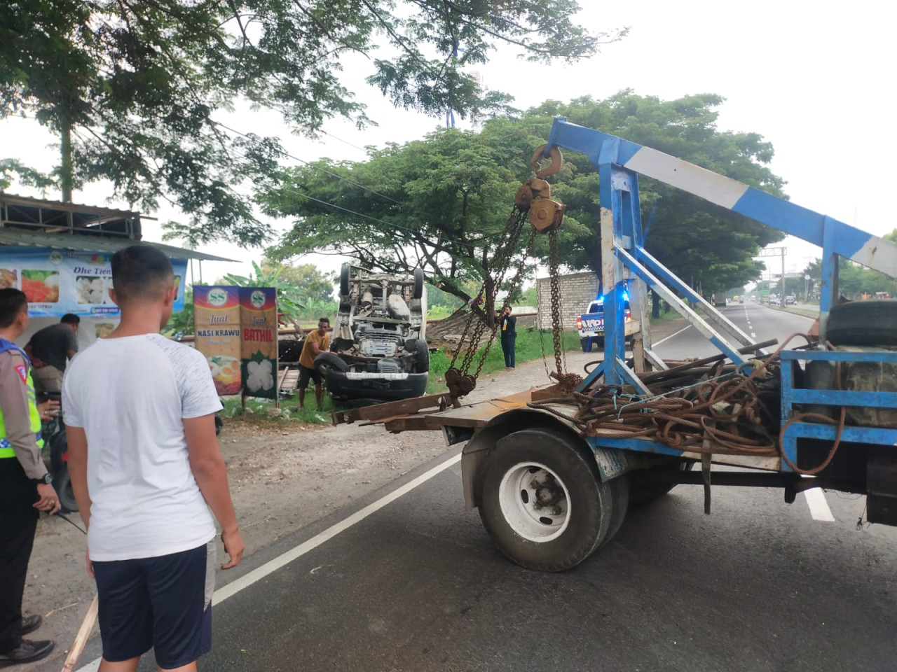 Proses evakuasi pikap oleng tabrak pemotor di Lamongan. (Foto : Gakkum Polres Lamongan for jatimnow.com)