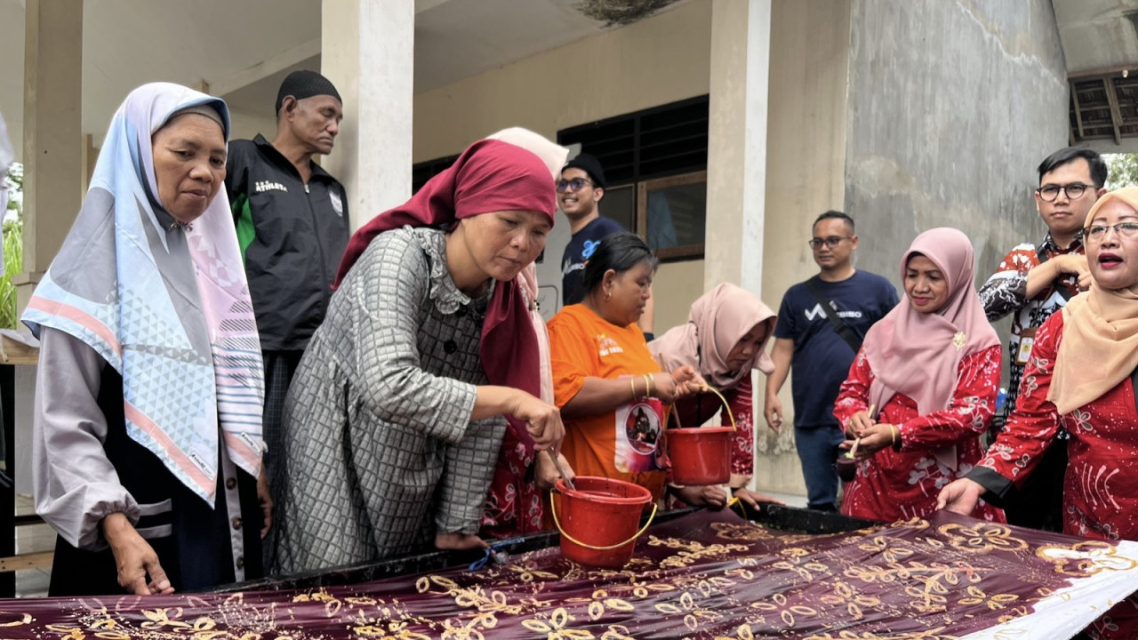 Kegiatan membatik dari para penyintas ODGJ di Desa Wonorejo, Kecamatan Singosari, Kabupaten Malang. (Foto: Gerhana/jatimnow.com)