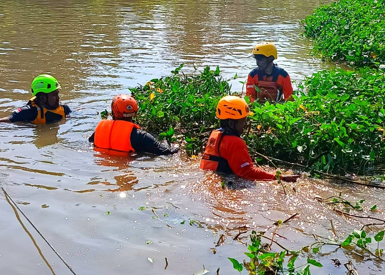Tim SAR gabungan dalam pencarian korban Iqbal Firmanto (24) warga Hangtuah RT 18 RW 06 Sidoklumpuk Sidoarjo. (Foto: Mardiono BPBD Sidoarjo.)