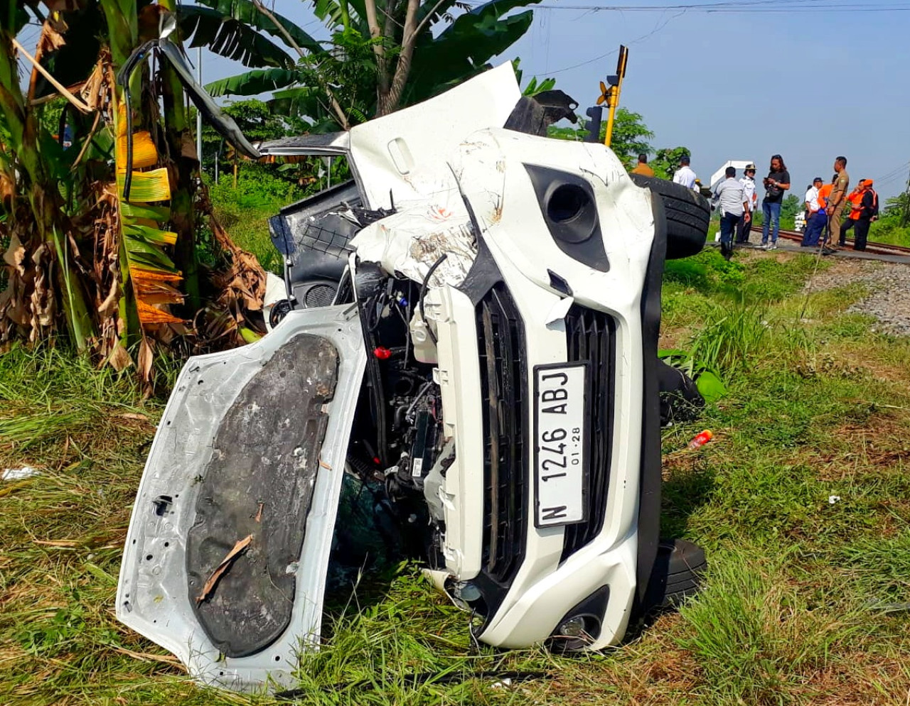 Mobil Ayla yang ringsek usai ditabrak oleh KA Pasundan. (Foto: Ahaddiini HM/jatimnow.com)