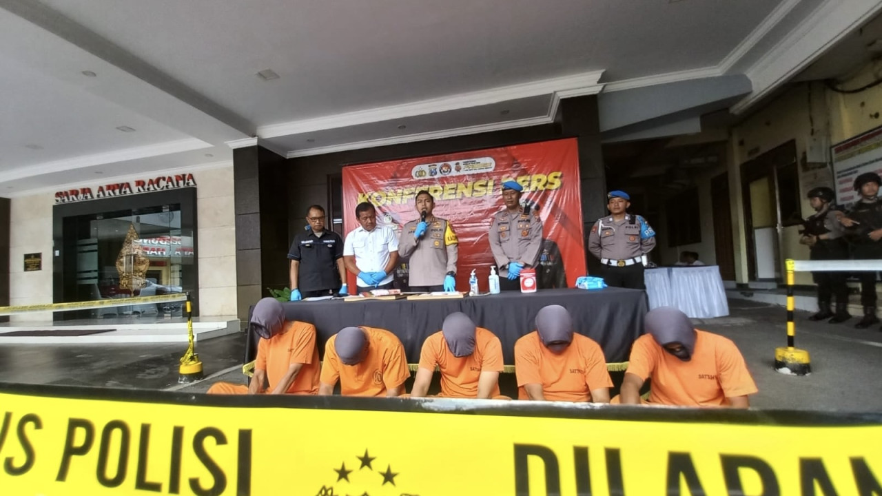 Polisi saat merilis kasus sabu yang melibatkan anggota. (Foto: Bramanta Pamungkas/jatimnow.com)
