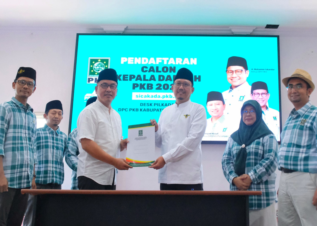 Mas Diom saat menyerahkan berkas pendaftaran di DPC PKB Pasuruan. (Foto: Ahaddiini HM/jatimnow.com)