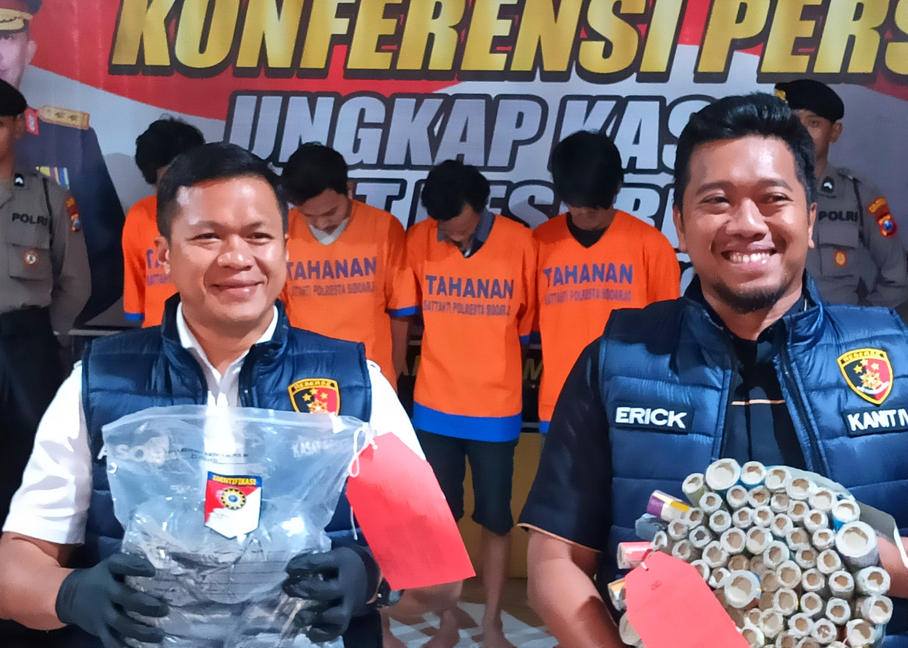 Para tersangka kasus jual beli bahan peledak selama Ramadan saat pres rilis di Polresta Sidoarjo. (Foto: Ahaddiini HM/jatimnow.com)