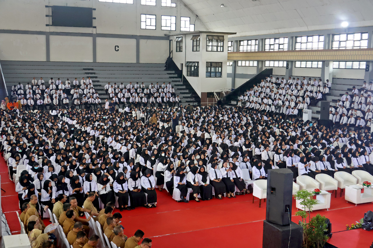 2.086 PPPK Surabaya saat menerima SK Pengangkatan di Gedung Gelora Pancasila Surabaya (foto: Humas Pemkot Surabaya for jatimnow.com)