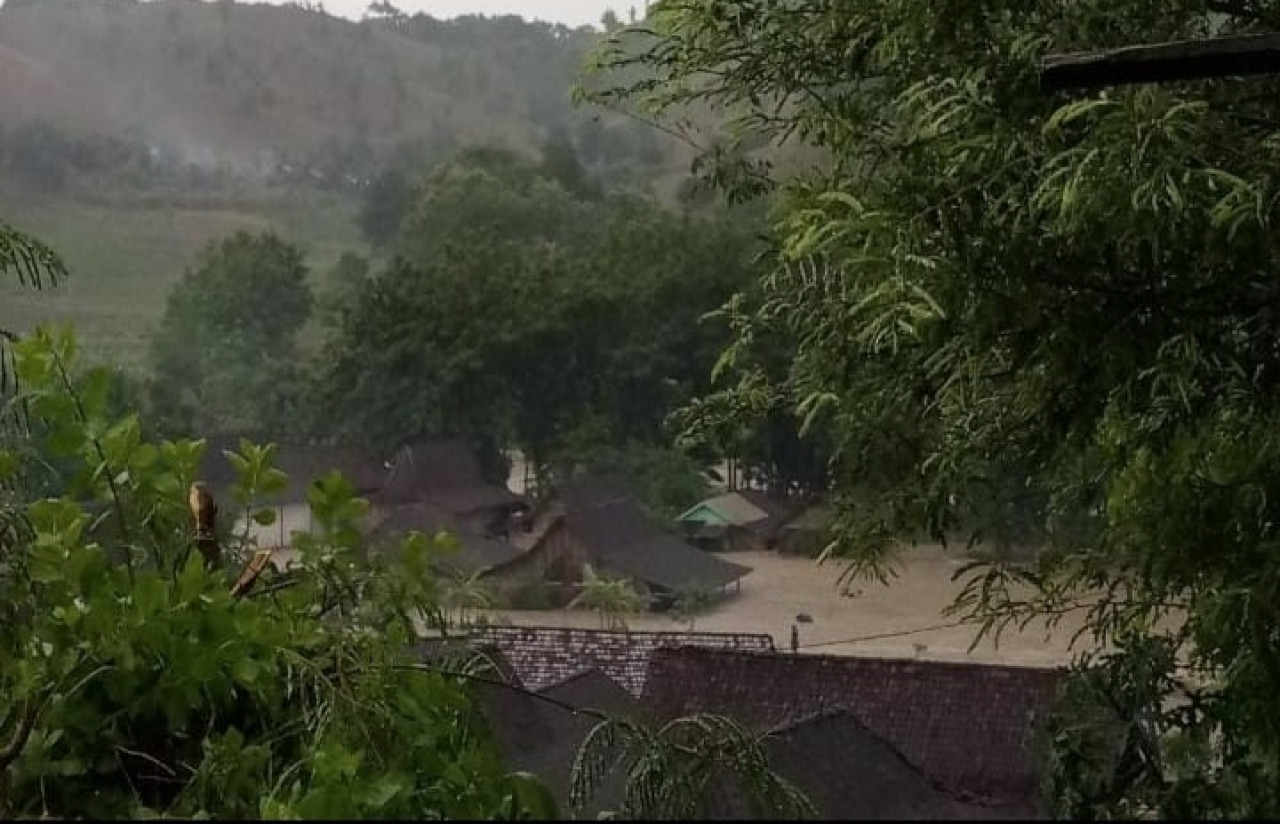 Kondisi pemukiman warga di Kecamatan Sekar yang terendam banjir bandang. (Foto: tangkap layar video amatir warga)