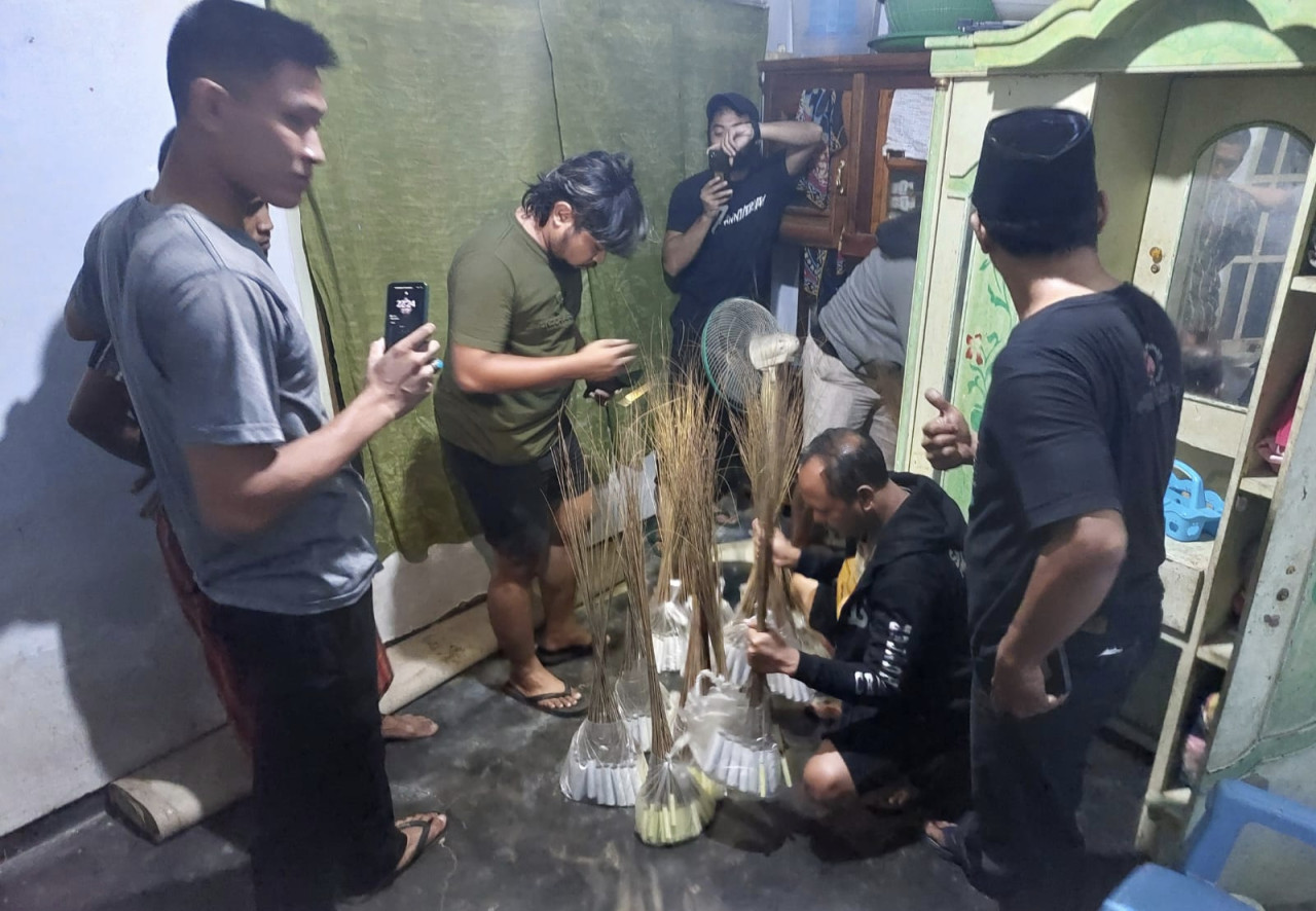 Polisi saat mengamankan ratusan mercon. (Foto: Fathor Rahman/jatimnow.com)