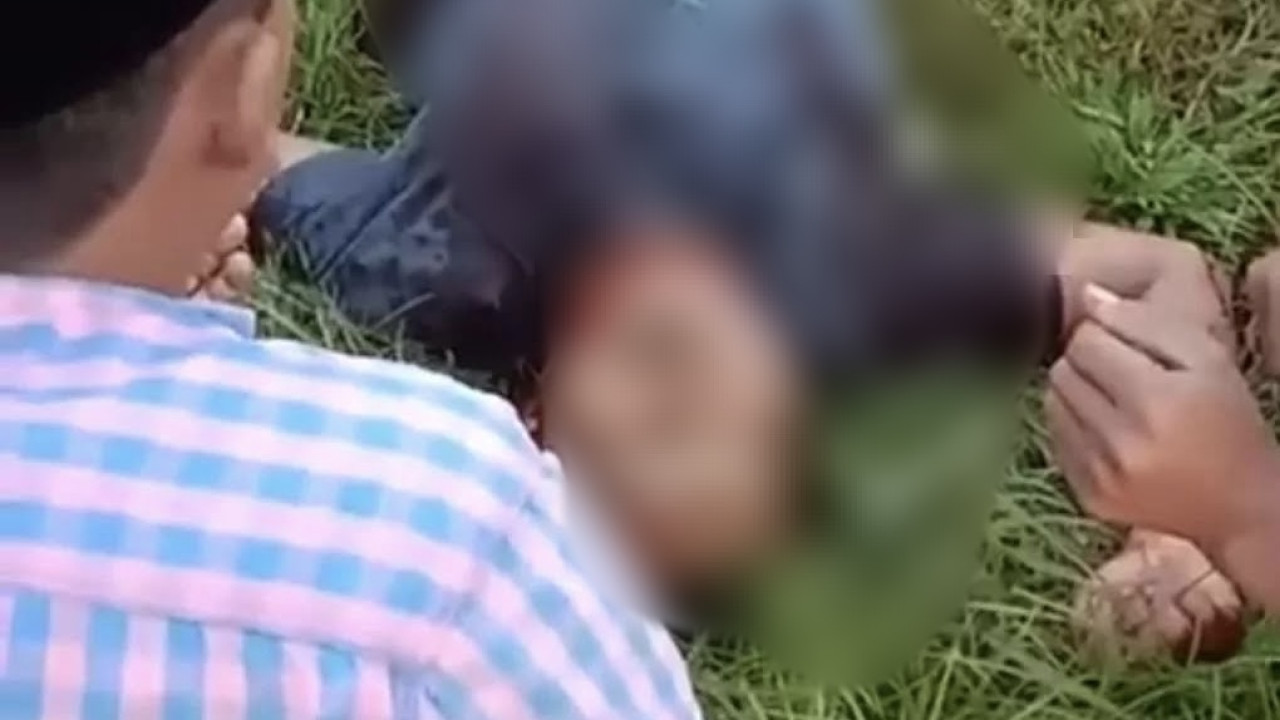 Pelaku pembacokan di Bangkalan. (tangkapan layar video warga)