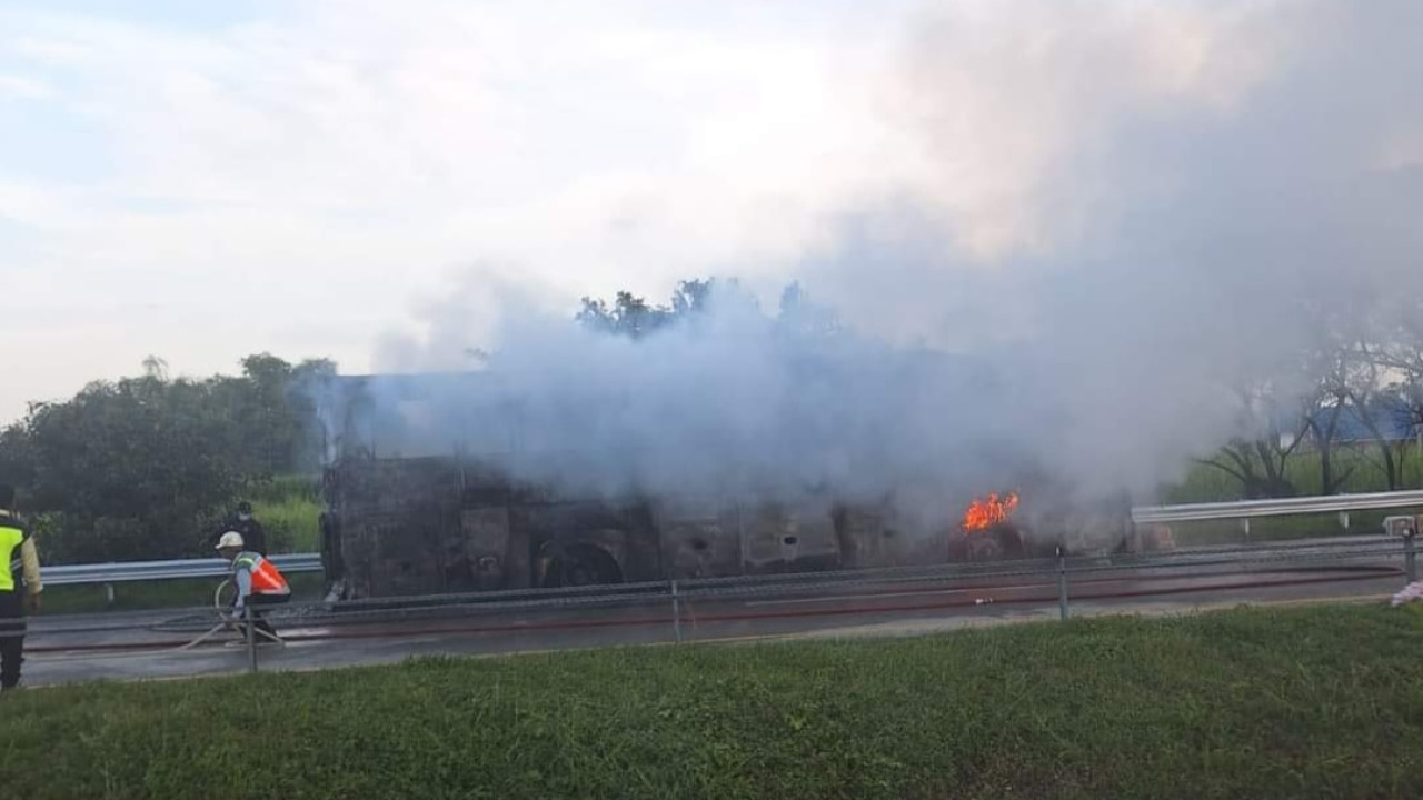 Penampakan bus terbakar di tol Jombang-Mojokerto. (Foto: Facebook/jatimnow.com)