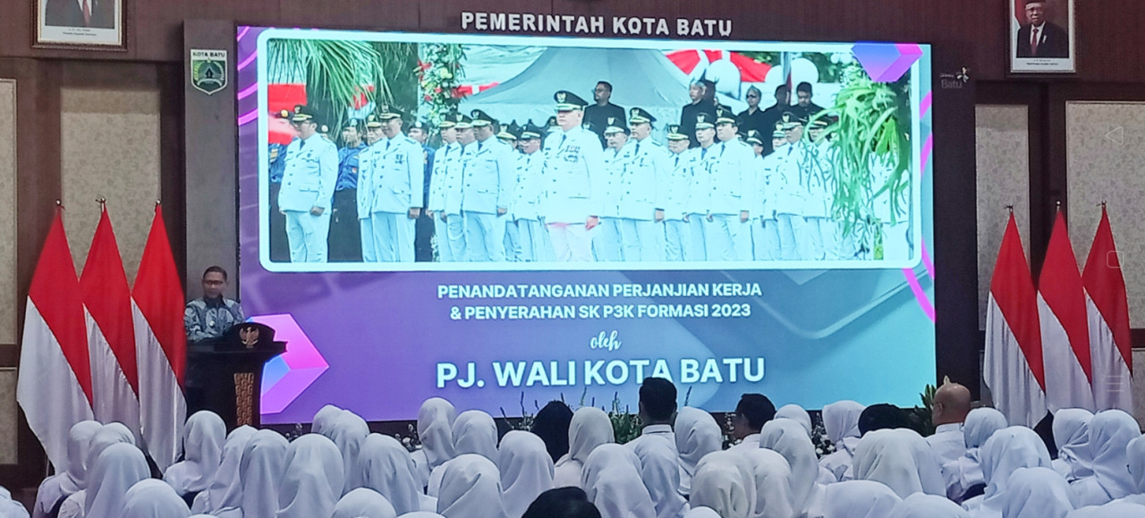 Penandatanganan Perjanjian Kerja dan Penyerahan SK PPPK Tenaga Teknis Formasi Tahun 2023 di Pemkot Batu. (Foto: Gerhana/jatimnow.com)