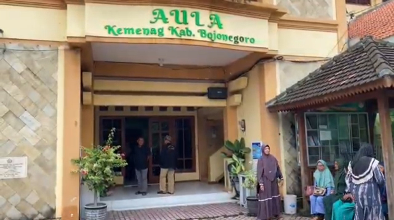 Suasana Kemenag Bojonegoro ramai dikunjungi jamaah haji. (Foto-foto: Misbahul Munir/jatimnow.com)