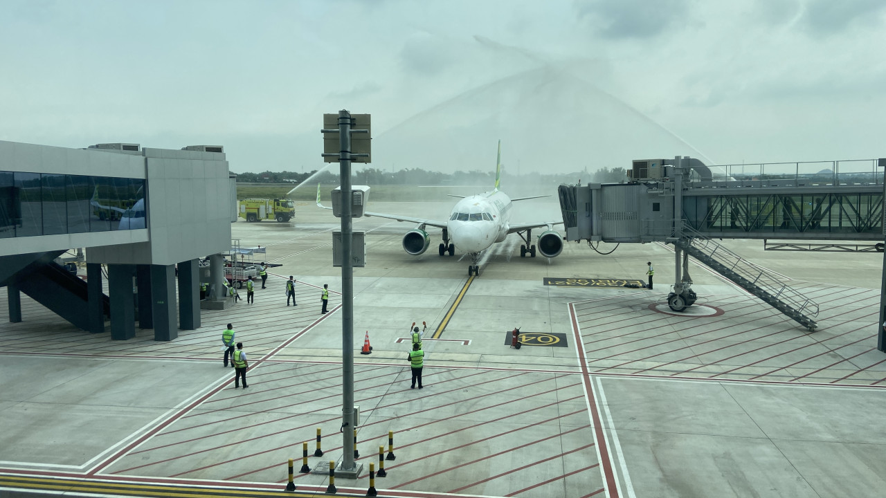 Water salute penerbangan pertama Bandara Dhoho Kediri. (Foto: Yanuar Dedy/jatimnow.com)