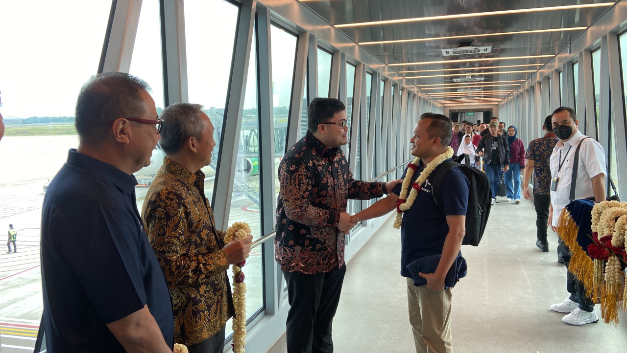 Mas Dhito sambut penumpang perdana di Bandara Dhoho Kediri. (Foto: Yanuar Dedy/jatimnow.com)