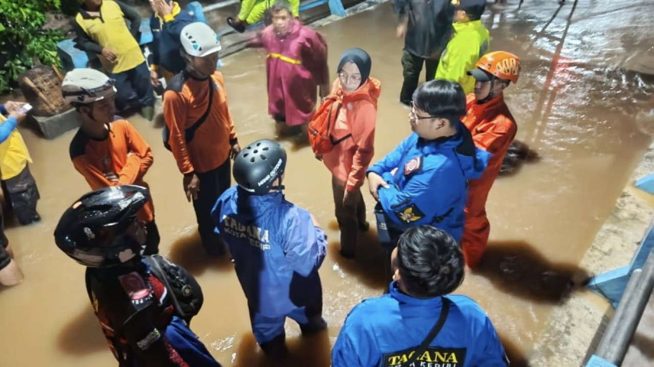 BPBD Kota Kediri dan lintas OPD di lokasi banjir Kelurahan Ngampel. (Foto: BPBD/jatimnow.com)